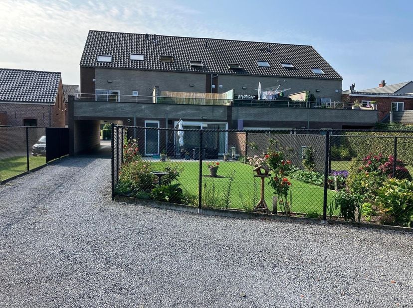 Appartement gelegen in centrum Lommel op wandelafstand van Colruyt en Jumbo. 2 grote slaapkamers en ruime leefruimte. Groot terras uitkijkend op tuin